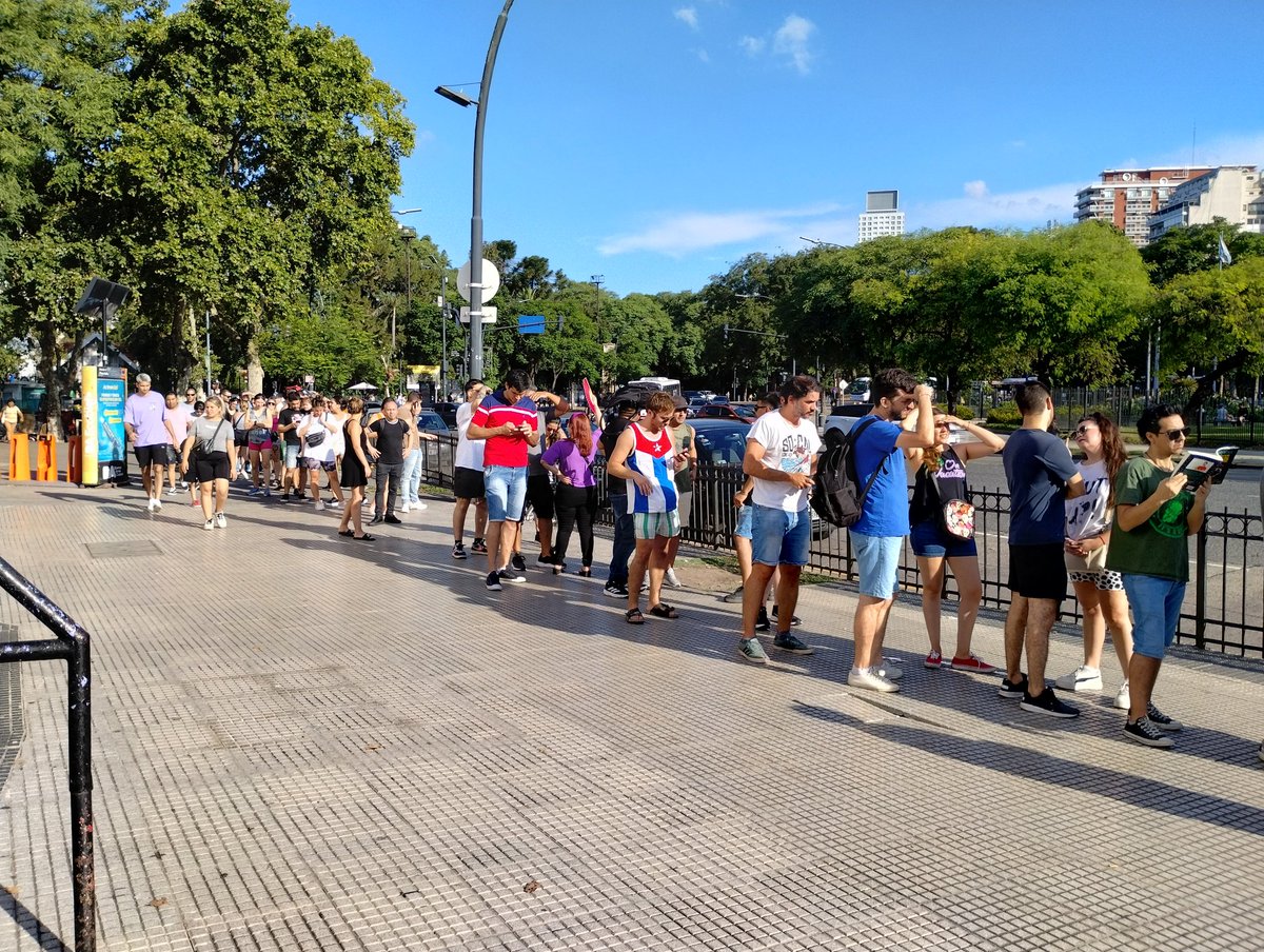 mariavirginiau's tweet photo. Dos horas al sol haciendo la fila para retirar entradas para #LaRenga cómo si fuese el 2005. Habiéndonos cobrado $3800 de cargos por servicio nos cortan la boletería y nos dicen que no hay más sistema a las 18 hs. Una vergüenza estos chorros de #ArteInfernal @larenga https://t.co/jmeD9rvZy8