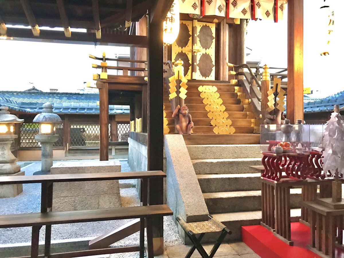 komadogsan's tweet photo. ＃瀧尾神社
(京都市東山区)

京都駅の南東
三十三間堂、泉涌寺、東福寺に囲まれた伝統的な地域に鎮座🙏
コンパクトな境内には
貴船神社奥院旧殿が移築された幽玄な本殿✨
拝殿の天井一面に掲げられた力強い龍の彫刻🐉
日本の様式美を身近に体験できる
辰年に是非、参拝したい神社です
( ^ω^ ) https://t.co/QXPps6HJG0