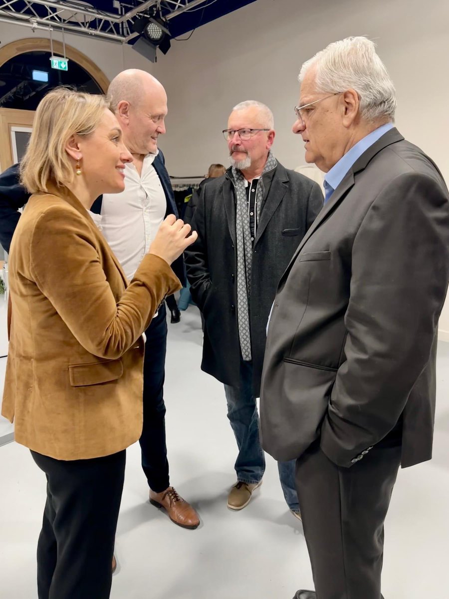 DelphLingemann's tweet photo. Voeux de Mur-sur-Allier 🎉
Un beau moment partagé autour de la première galette des rois avec Jean Delaugerre et son équipe municipale, des représentants associatifs et des habitants de Mur-sur-Allier.

 #circo6304 #Puydedome #VousEcouterPourAgir #Mezel #Dallet #MurSurAllier https://t.co/fKl5td6e8h