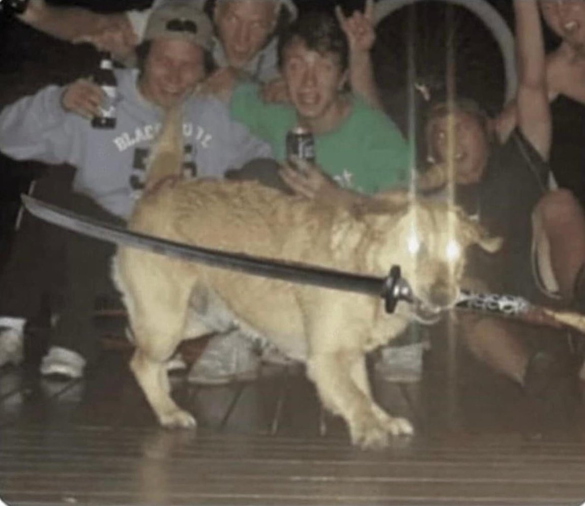 A vuelto, le robó su espada.