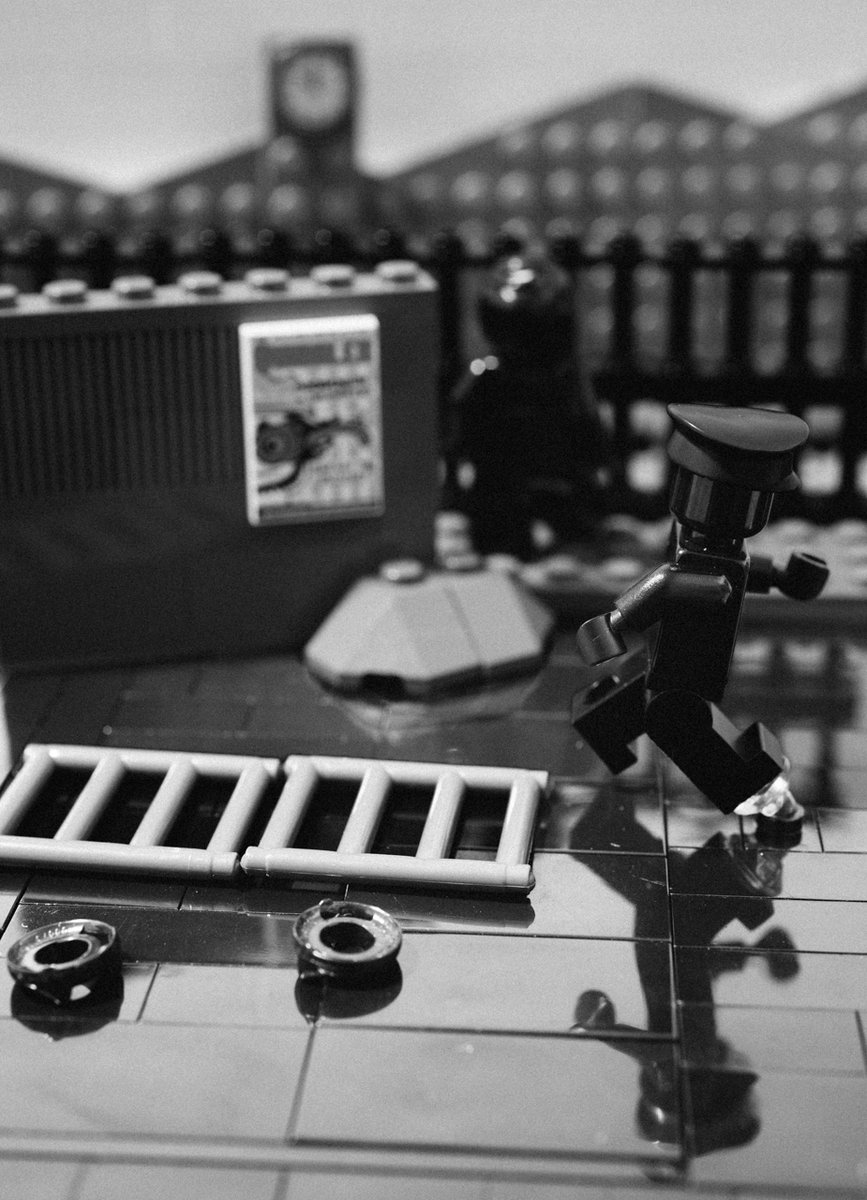 Henri Cartier-Bresson
Behind the Gare St. Lazare, 1932

Original: moma.org/collection/wor…

Re-re-built (version 2)

#henricartierbresson #lego