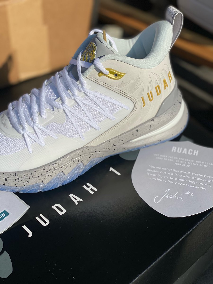 apope_11's tweet photo. first scrimmage with my @weareunitus Judah Ruach’s!! loved the support and grip on these shoes but the best thing is that it’s an easy way to share the gospel when someone ask a simple question about the verse on the back!! thank you @JJudahIsaac for making these shoes!!! https://t.co/3kubH5AKtW
