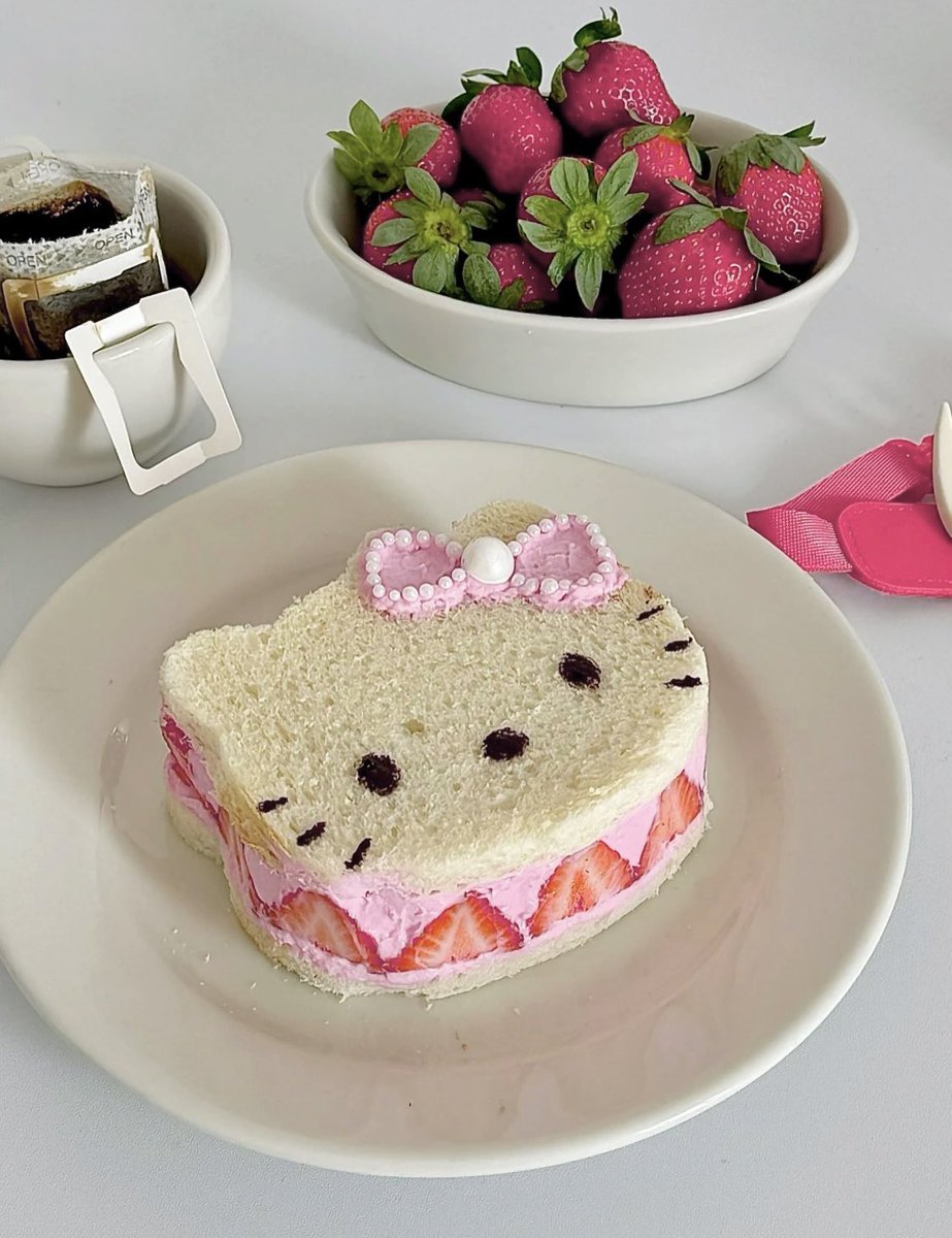 piinkimi_'s tweet photo. hello kitty strawberry sandwich cake https://t.co/3DxJ4WZJTw