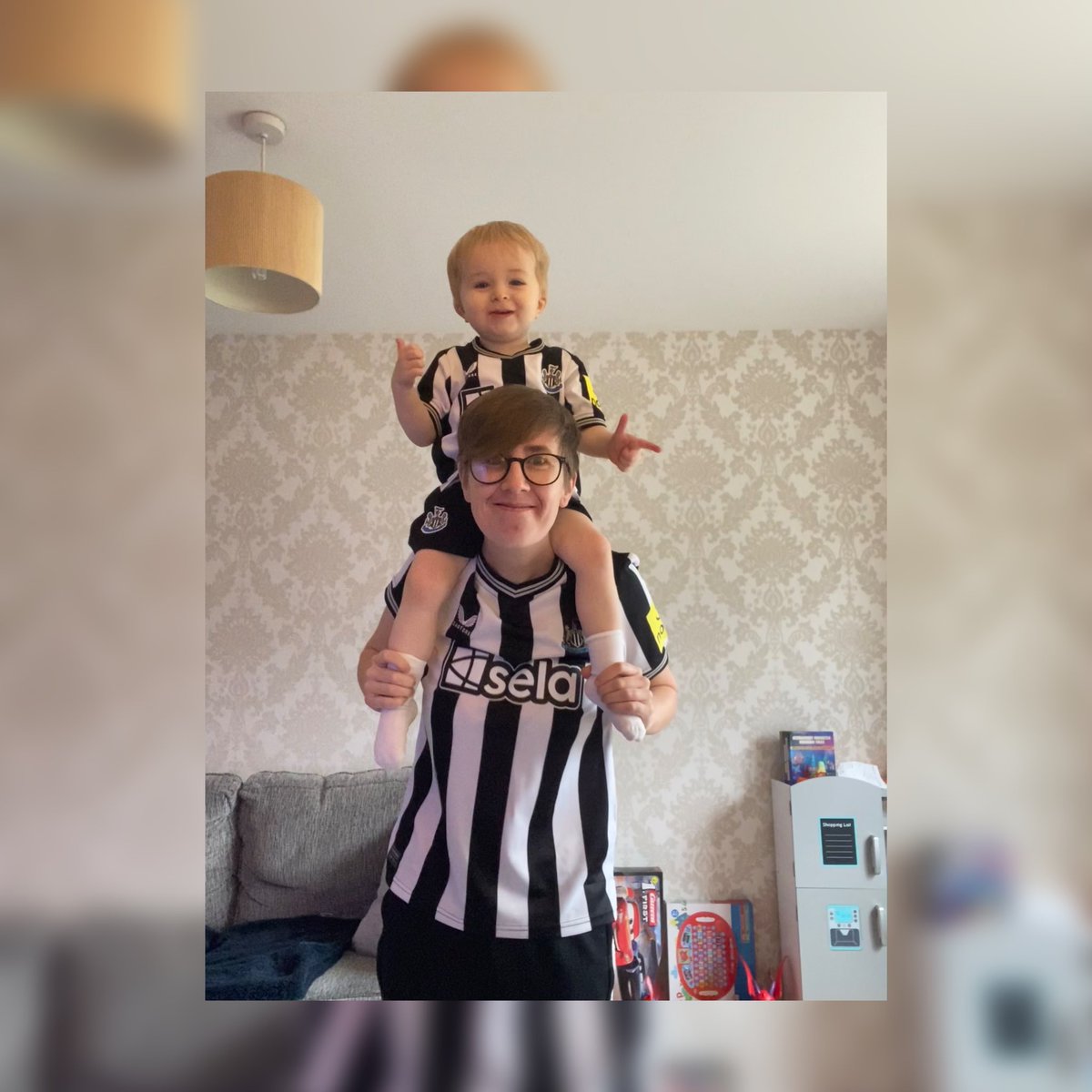 ecw1806's tweet photo. Still absolutely BUZZING with todays result 🏴🏳️ Seeing my boy lose his mind with each goal is an immense feeling 👏🏼 #NUFC @NUFC #SMB https://t.co/gsKbmRYBsZ