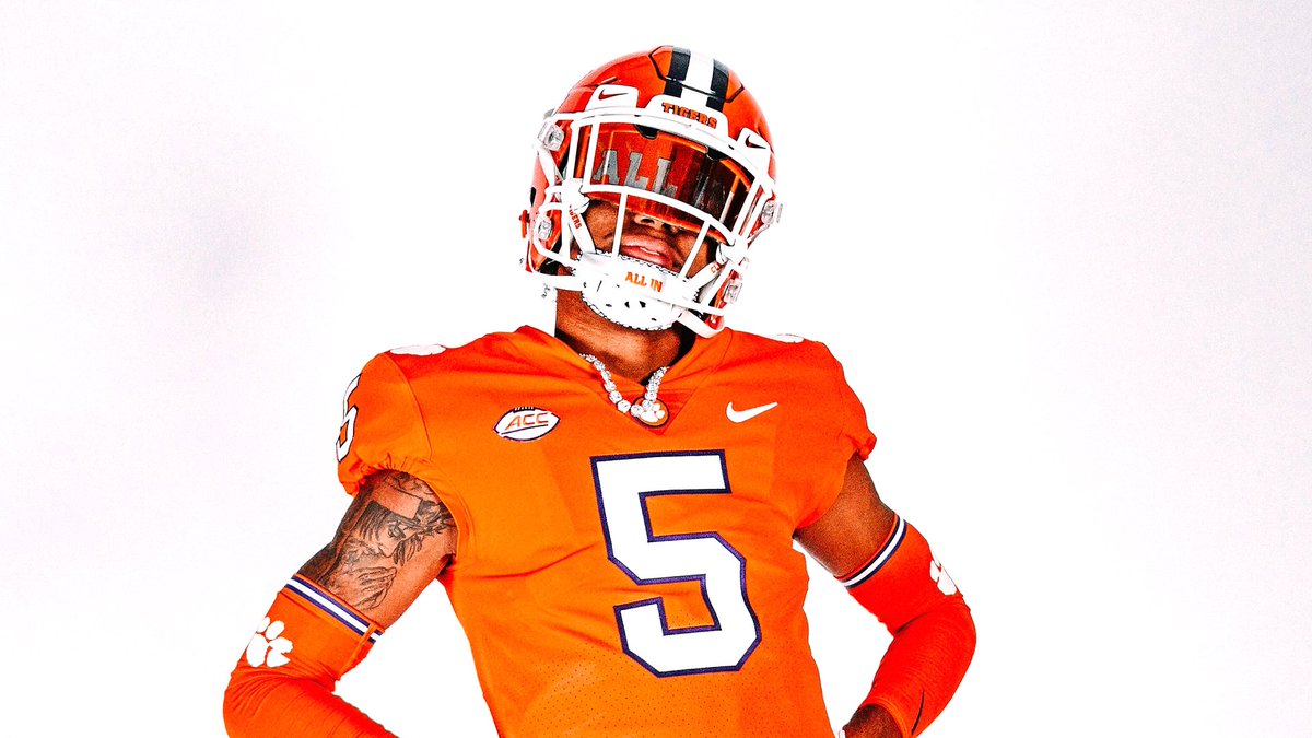 TJ Moore is the best WR in the country 🇺🇸

⭐️⭐️⭐️⭐️⭐️