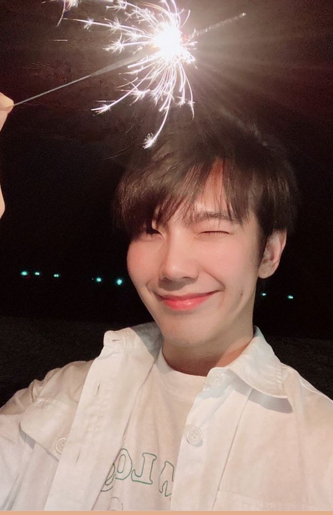 karinita_35's tweet photo. Me siento tan bien estando del lado de las personas que pueden desear felicidad a un ser amado sin la necesidad de opacar a alguien más en el transcurso 💙
BIU ALL OVER THE WORLD
#BiuNextStop
@JakeB4rever
#BuildJakapan https://t.co/teDKutjd2w