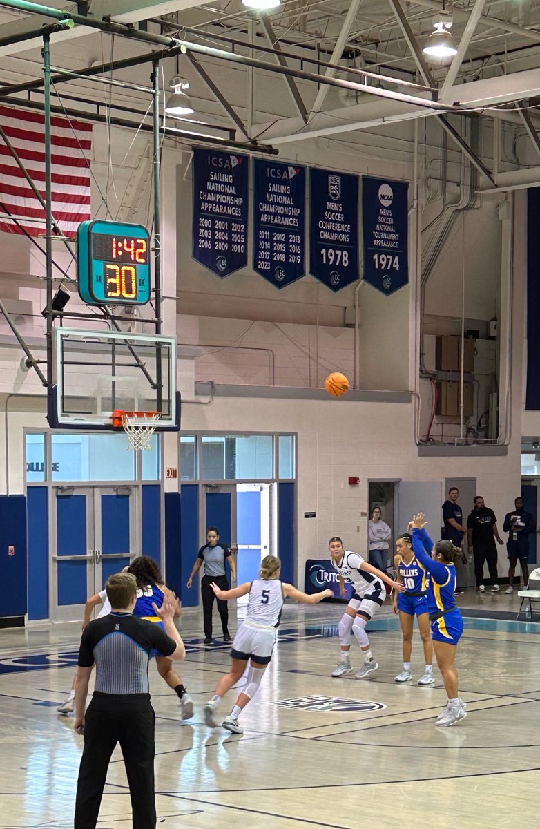 Bdalegirlsbball's tweet photo. Enjoyed watching Erin Leigh and her Rollins teammates play great today as they knocked off Eckerd (#9 in the nation)! https://t.co/3mQaDU3XdO