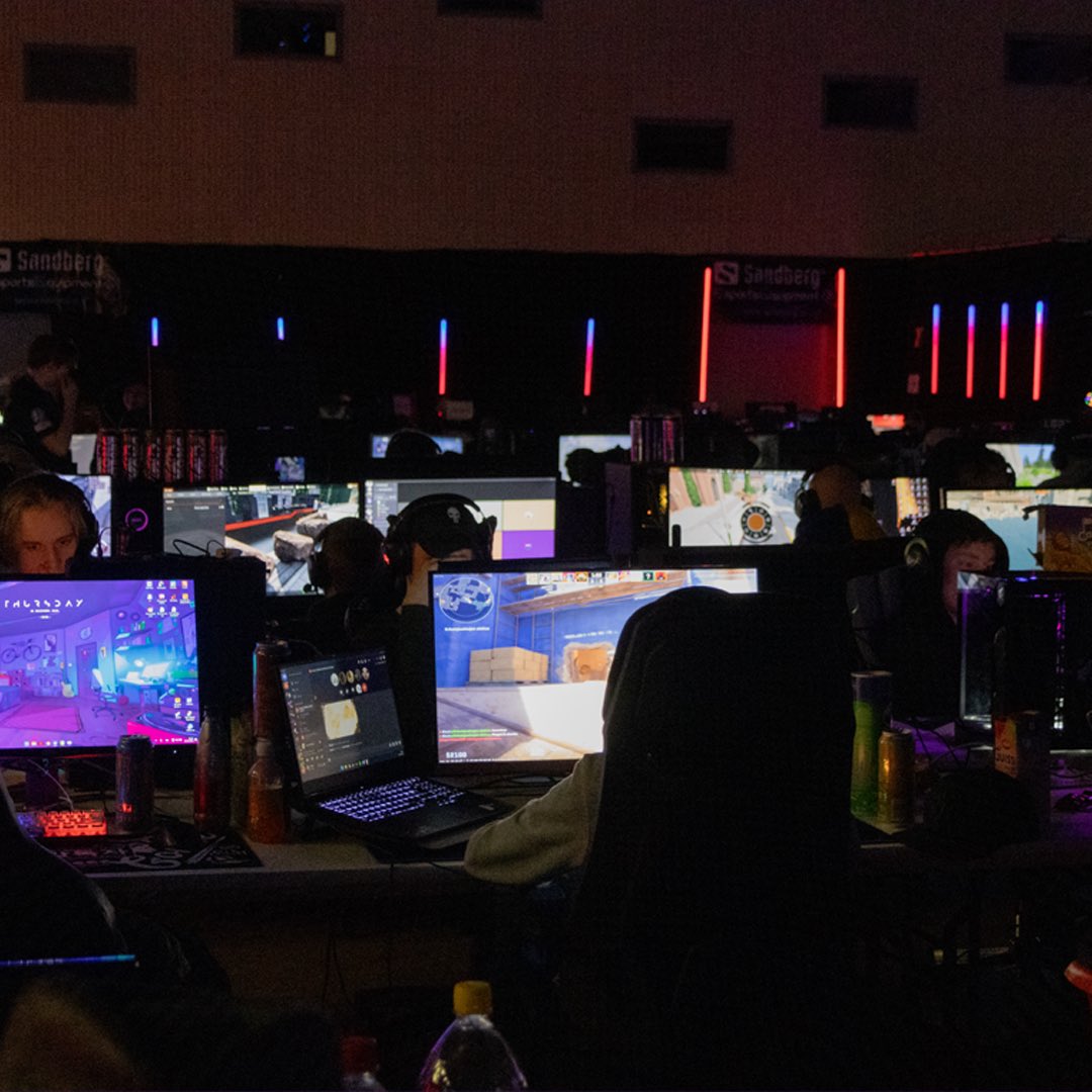 urbanlanry's tweet photo. Pelaajien tyyliä vuonna 2023 📸

#urbanlan #urbanlan2023 #pelaaminen #kokkola #esportsfi https://t.co/RoayYFJnzb