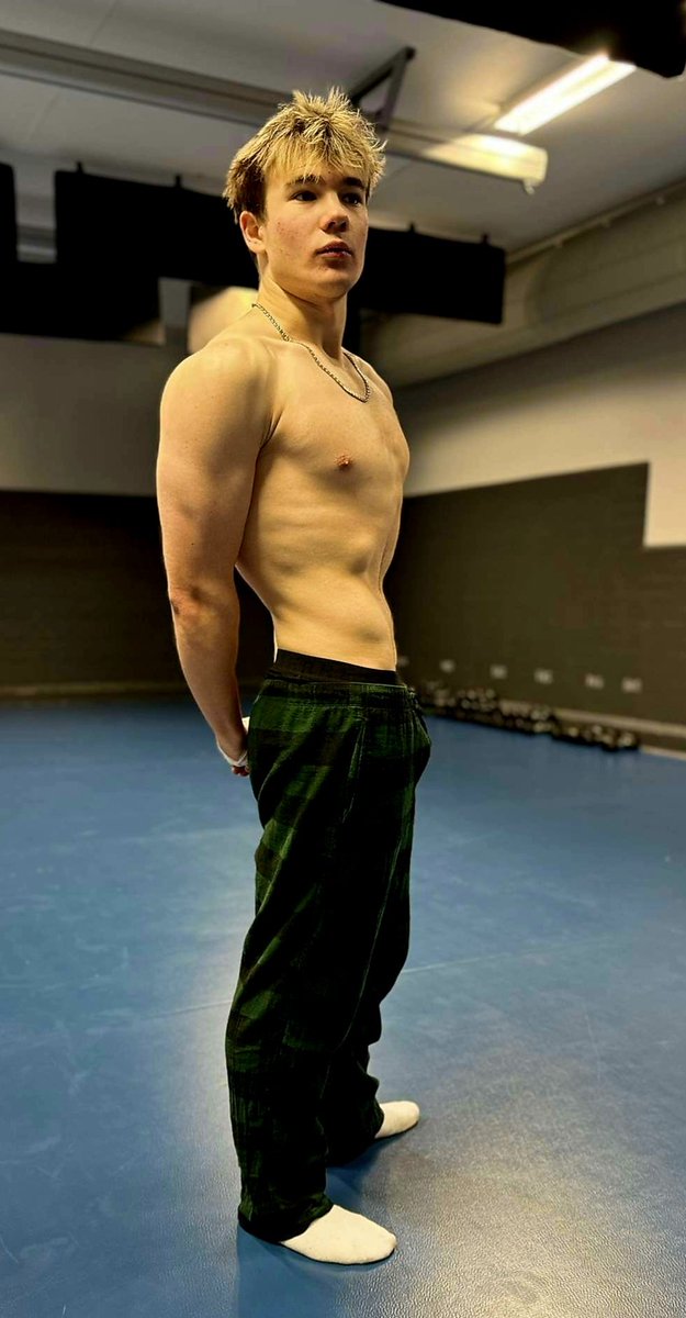 TwinkSashaOF's tweet photo. Getting cold outside ❄️🤭
#twink #fitness #onlyfans https://t.co/yyDoKhmnVe