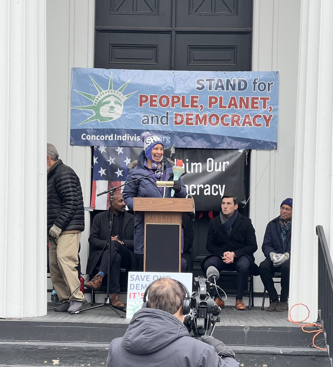 After an extraordinary tale of turning fury from a stranger into mutual understanding and appreciation, @dsallentess told the crowd, “Fight with love, my friends. Fight with love.” Wonderful to hear Danielle Allen at today’s @ConcordIndivis1 Rally for Democracy. #mapoli #Jan6th