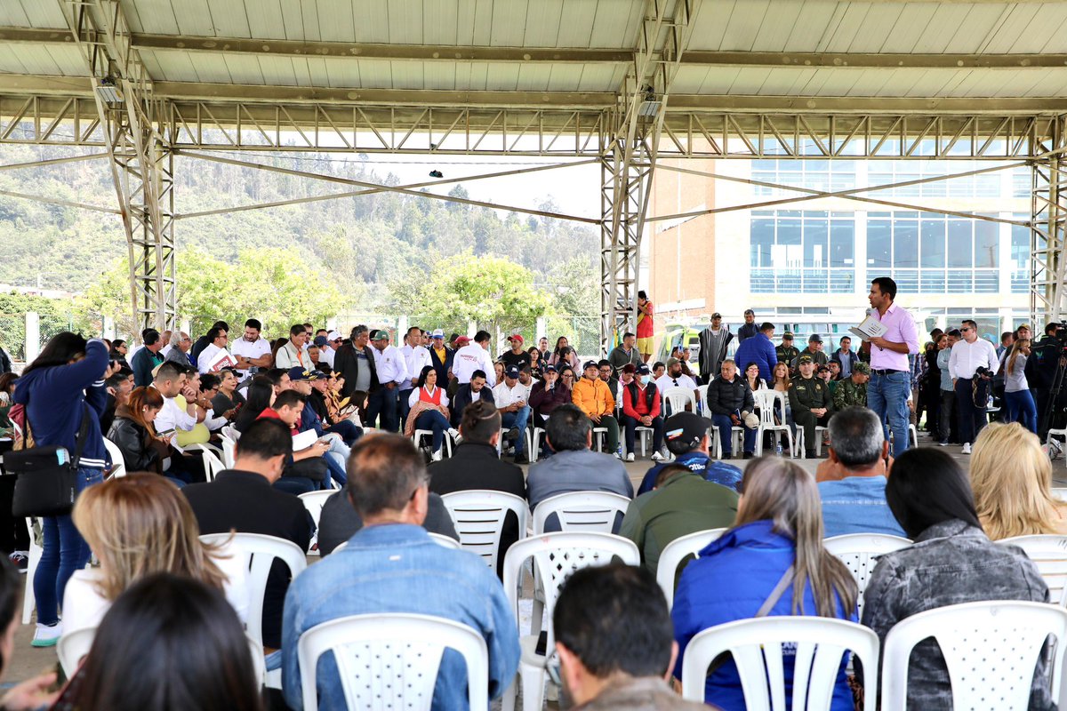 JorgeEmilioRey's tweet photo. #QuintaMesaTerritorial #Facatativá 🗣️ | Durante las jornadas de #DiálogosComunitarios, los habitantes y alcaldes de #Facatativá (Luis Carlos Casas), #Bojacá (Gabriel Garzón), #Zipacón (Hernán Correa) y #Albán (Germán Espitia), con una nutrida participación, han identificado acciones necesarias y concretas para sus territorios, entre ellas: agua potable, educación de calidad, seguridad, salud, movilidad, caminos vecinales y turismo.

Entre las principales acciones y solicitudes se destacan:

💦💧Cuerpos reguladores del recurso hídrico (embalses y/o pozos profundos) y planes maestros de acueducto y alcantarillado. 

🚧🛣️ Vías de conexión. Revisión para la variante del sector Cartagenita en Facatativá. 

🚄🚆Licenciamiento ambiental del RegioTram de Occidente y cultura ciudadana. 

🛤️🛖Caminos vecinales, gas domiciliario y vivienda rural. 

👩‍🏫🕵️‍♀️ Fortalecimiento de oportunidades de acceso para la educación superior. 

🏥  Acceso a servicios de medicina especializada y operación de Centros de Salud, en todos los sectores. 

Continuamos recorriendo el departamento, construyendo de la mano de los cundinamarqueses nuestra hoja de ruta para estos cuatro años.