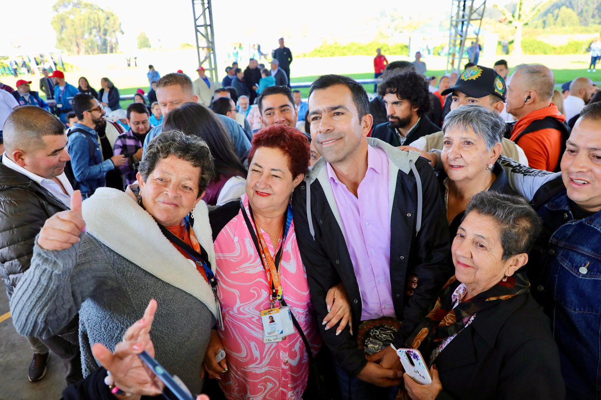JorgeEmilioRey's tweet photo. #QuintaMesaTerritorial #Facatativá 🗣️ | Durante las jornadas de #DiálogosComunitarios, los habitantes y alcaldes de #Facatativá (Luis Carlos Casas), #Bojacá (Gabriel Garzón), #Zipacón (Hernán Correa) y #Albán (Germán Espitia), con una nutrida participación, han identificado acciones necesarias y concretas para sus territorios, entre ellas: agua potable, educación de calidad, seguridad, salud, movilidad, caminos vecinales y turismo.

Entre las principales acciones y solicitudes se destacan:

💦💧Cuerpos reguladores del recurso hídrico (embalses y/o pozos profundos) y planes maestros de acueducto y alcantarillado. 

🚧🛣️ Vías de conexión. Revisión para la variante del sector Cartagenita en Facatativá. 

🚄🚆Licenciamiento ambiental del RegioTram de Occidente y cultura ciudadana. 

🛤️🛖Caminos vecinales, gas domiciliario y vivienda rural. 

👩‍🏫🕵️‍♀️ Fortalecimiento de oportunidades de acceso para la educación superior. 

🏥  Acceso a servicios de medicina especializada y operación de Centros de Salud, en todos los sectores. 

Continuamos recorriendo el departamento, construyendo de la mano de los cundinamarqueses nuestra hoja de ruta para estos cuatro años.