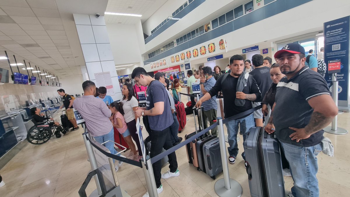 Oye <a href="/Aeromexico/">Aeroméxico</a> <a href="/AM_Escucha/">Aeroméxico escucha</a> 3 mostradores para documentarnos a todos. Y la chica del mostrador 19 está sentada escondida usando el celular. No hay servicio priority.