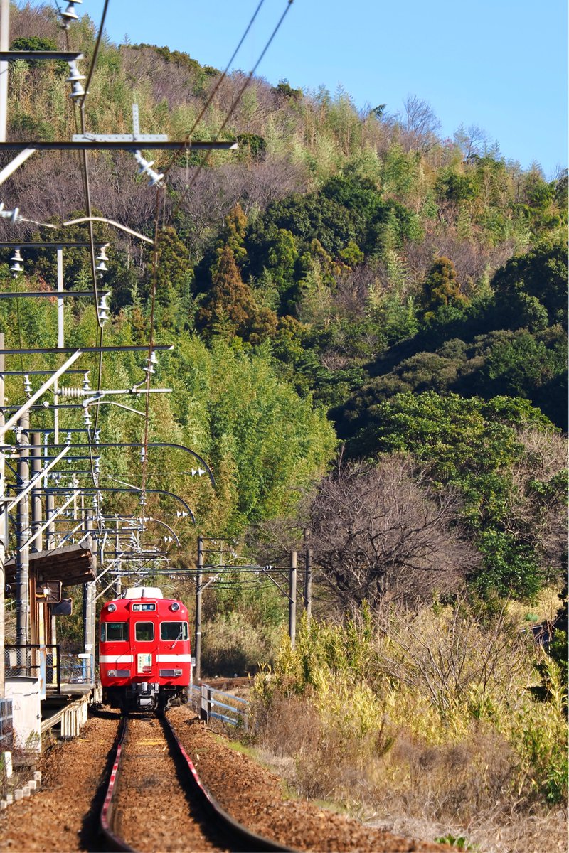 おはようございます😃
先日の にしがま線 です☺️
＜撮影記録＞
2024年1月5日 名鉄 蒲郡線
6000系 6011F 白帯車
 「西尾と蒲郡 のんびり鉄道の旅
   2024」系統板付き
