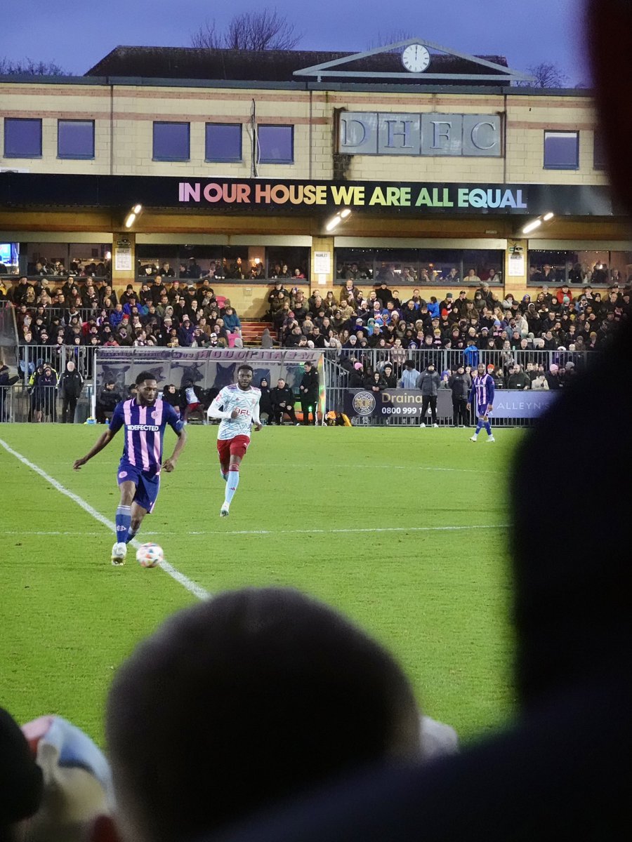 Sellout crowd to see Dulwich Hamlet beat Hashtag United 2-1 with an injury time winner

#saturdayshots 
#dulwichhamlet
#dulwichhamletfc
#DHFC
#pinkandblues 
#championhill 
#nonleague 
#nonleaguefootball 
#footballphotography 
#footballphotos 
#footballculture 
#groundhopping