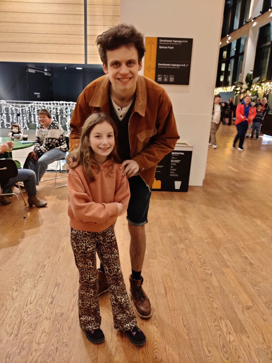 johan_vogelaar's tweet photo. Wij rondden de kerstvakantie af met een hapje in de stad en een bezoek aan Amare waar de kindermusical #MeesKees draaide.
Een gelukstreffer om na afloop met Luuk Haaze (de hoofdrolspeler) een niet gearrangeerd fotomoment te hebben (en iedereen speelde fantastisch). https://t.co/JbOGSD1X19