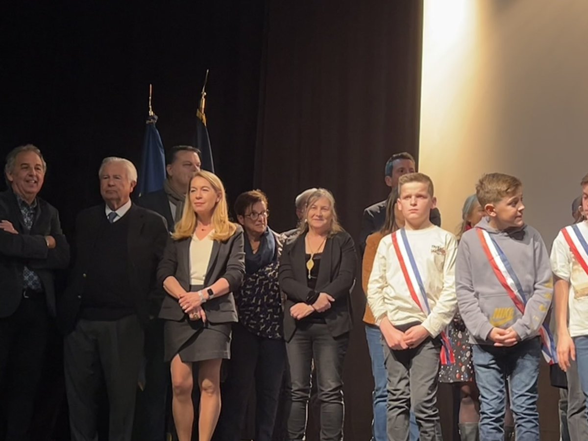 LaurenceCristol's tweet photo. Vœux du Maire Claudine Vassas-Mejri sous le signe de la jeunesse, de l’espoir & des paroles @grandcorpsmalad
«C’est dès aujourdhui qu’on peut changer les choses
Qu’on peut scander nos causes, qu’on ose et qu’on propose.
Pour que nos actes se reflètent dans un futur apaisant » https://t.co/Zzcx3JeKu0