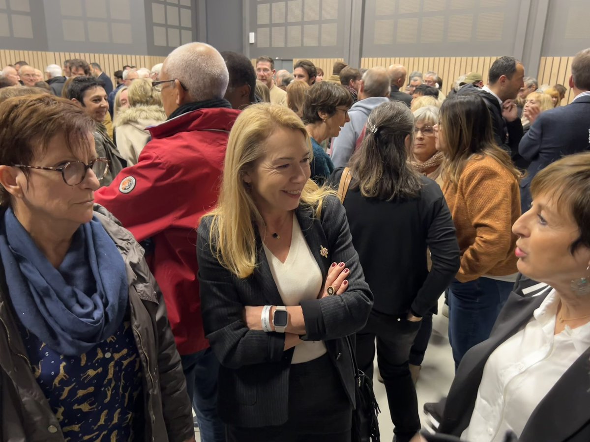 LaurenceCristol's tweet photo. Vœux du Maire Claudine Vassas-Mejri sous le signe de la jeunesse, de l’espoir & des paroles @grandcorpsmalad
«C’est dès aujourdhui qu’on peut changer les choses
Qu’on peut scander nos causes, qu’on ose et qu’on propose.
Pour que nos actes se reflètent dans un futur apaisant » https://t.co/Zzcx3JeKu0