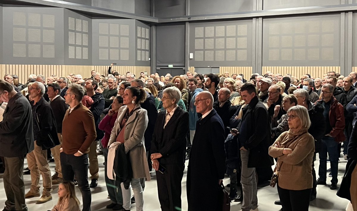 LaurenceCristol's tweet photo. Vœux du Maire Claudine Vassas-Mejri sous le signe de la jeunesse, de l’espoir & des paroles @grandcorpsmalad
«C’est dès aujourdhui qu’on peut changer les choses
Qu’on peut scander nos causes, qu’on ose et qu’on propose.
Pour que nos actes se reflètent dans un futur apaisant » https://t.co/Zzcx3JeKu0