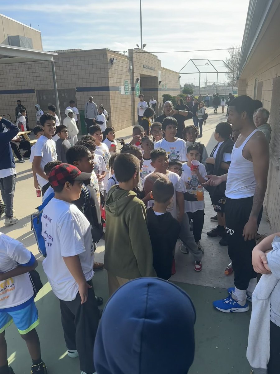 brycewimbish's tweet photo. God is amazing! Got a good workout at Rowley park and a group of kids from A.C. Greens camp yelling for me to dunk. I’m so grateful for experiences like this! You never know what situations God will put you in 🙏🏾 #WestLA https://t.co/3q7jFBs7ZF