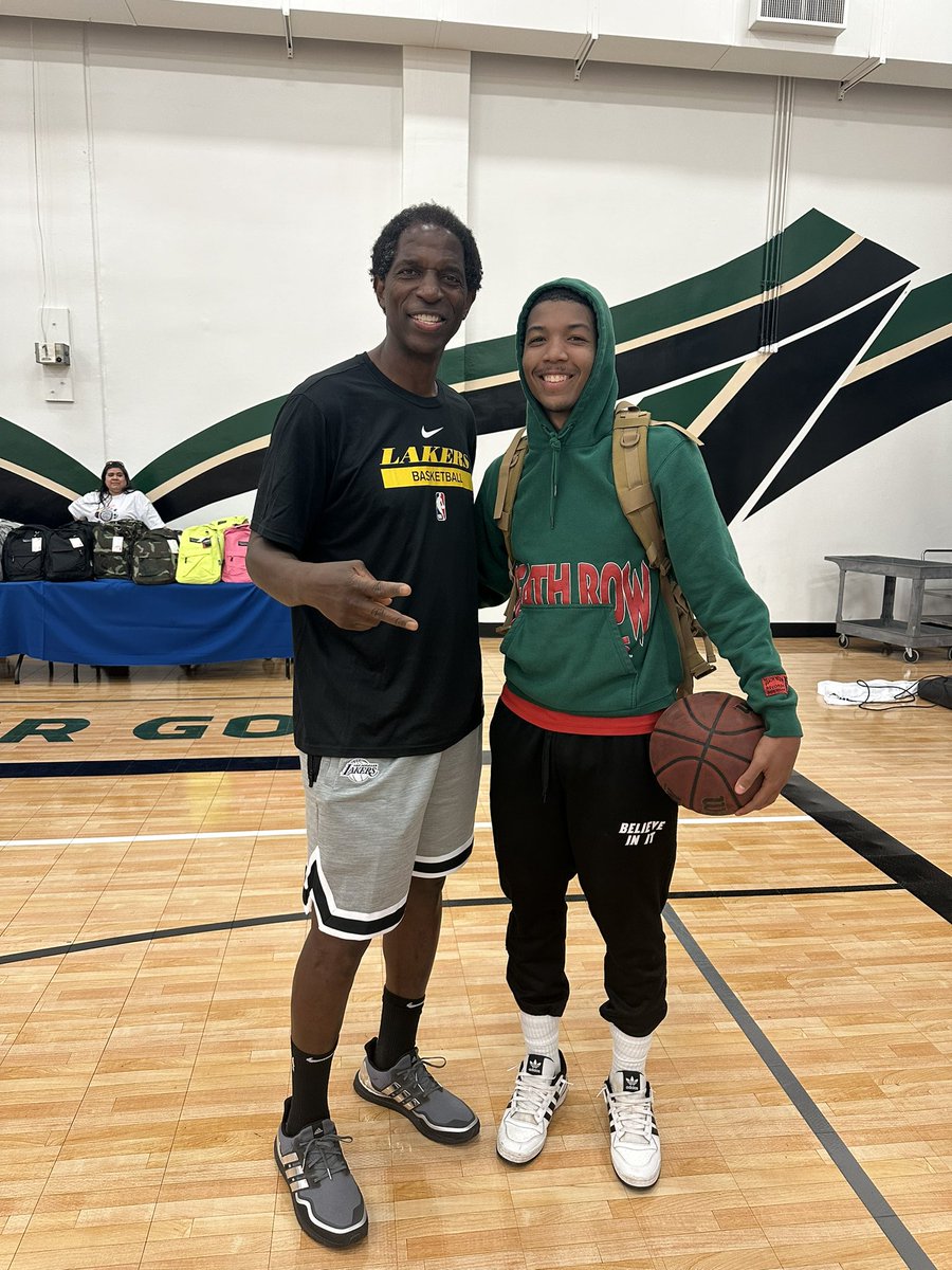 brycewimbish's tweet photo. God is amazing! Got a good workout at Rowley park and a group of kids from A.C. Greens camp yelling for me to dunk. I’m so grateful for experiences like this! You never know what situations God will put you in 🙏🏾 #WestLA https://t.co/3q7jFBs7ZF