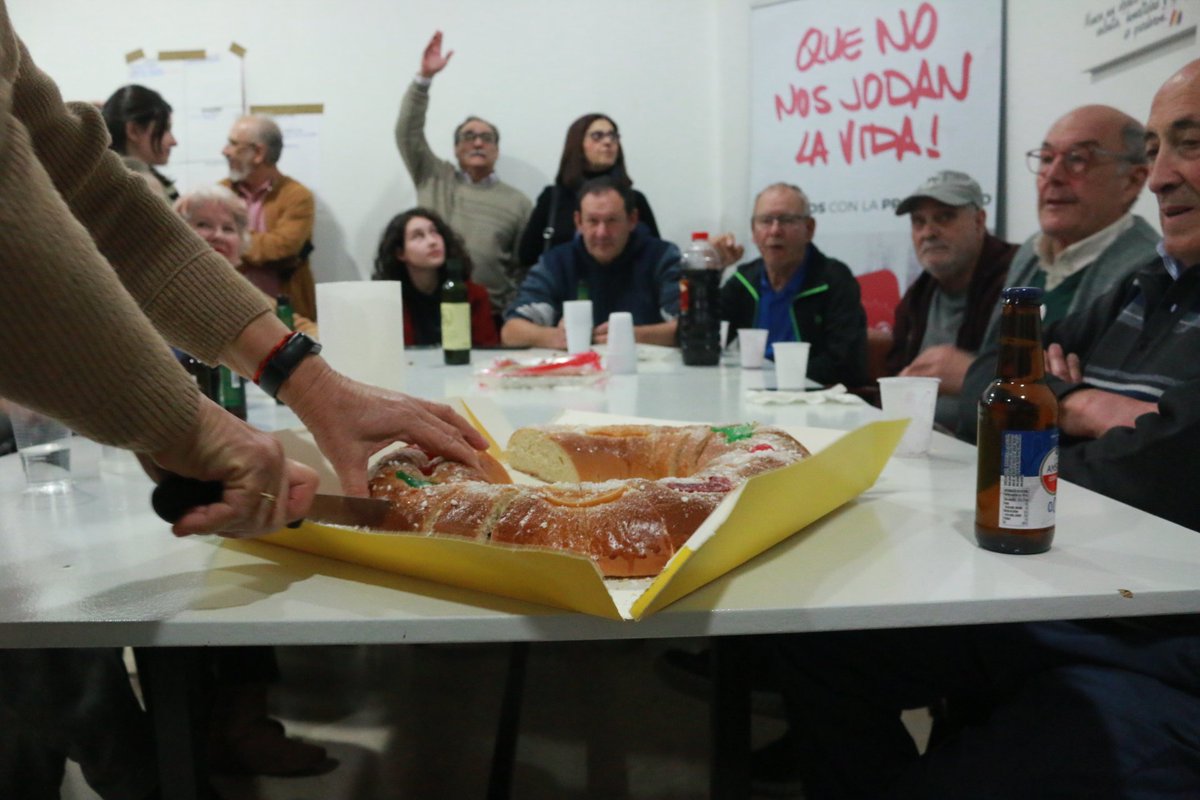 IUVRM's tweet photo. ❤️💛💜 Construyendo horizonte republicano!

La izquierda archenera arranca el año con su tradicional #RoscónRepublicano:

✊️Con teatro combativo y mucho compañerismo para un 2024 lleno de lucha frente las políticas ultrareaccionarias de la Alcaldesa @Patriciaflopez.

🔻#EligeIU https://t.co/JYPczE8DkT