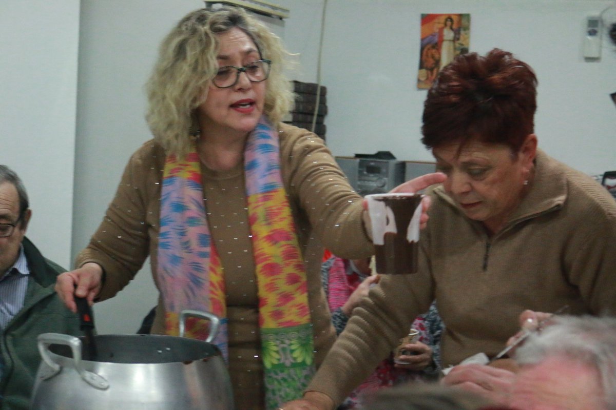 IUVRM's tweet photo. ❤️💛💜 Construyendo horizonte republicano!

La izquierda archenera arranca el año con su tradicional #RoscónRepublicano:

✊️Con teatro combativo y mucho compañerismo para un 2024 lleno de lucha frente las políticas ultrareaccionarias de la Alcaldesa @Patriciaflopez.

🔻#EligeIU https://t.co/JYPczE8DkT