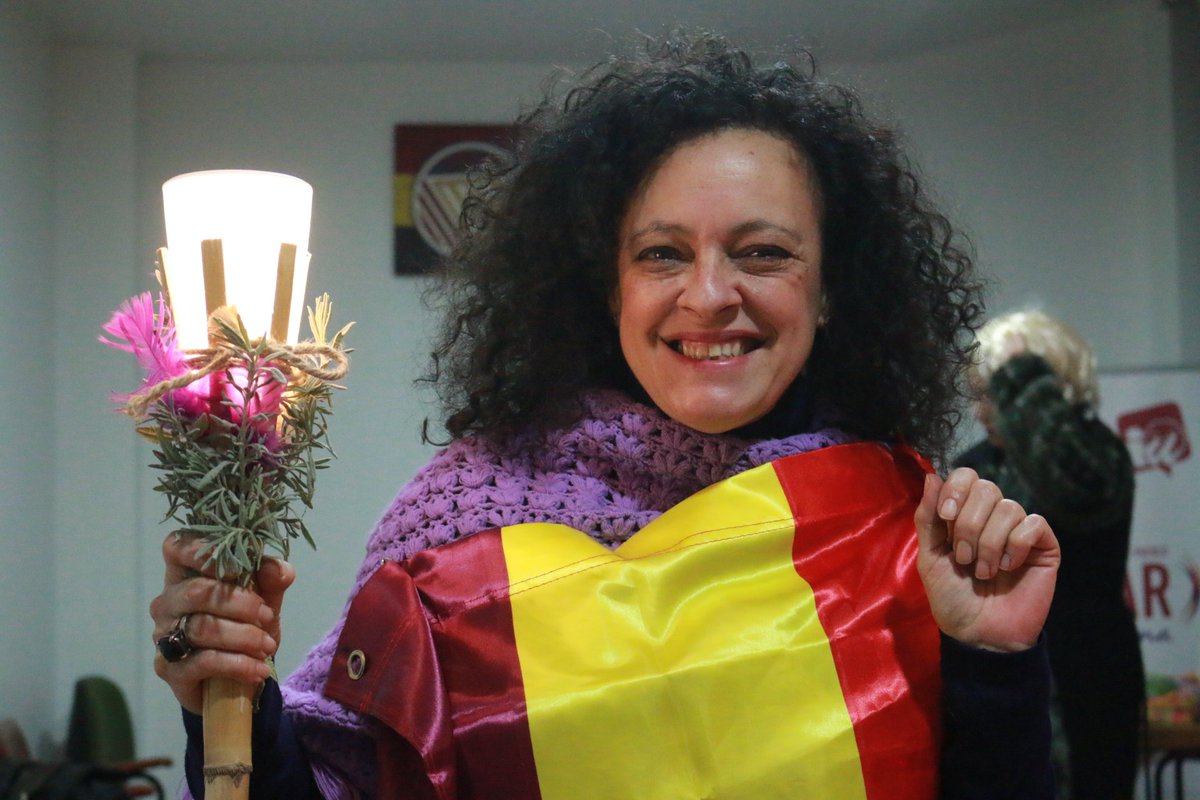 IUVRM's tweet photo. ❤️💛💜 Construyendo horizonte republicano!

La izquierda archenera arranca el año con su tradicional #RoscónRepublicano:

✊️Con teatro combativo y mucho compañerismo para un 2024 lleno de lucha frente las políticas ultrareaccionarias de la Alcaldesa @Patriciaflopez.

🔻#EligeIU https://t.co/JYPczE8DkT