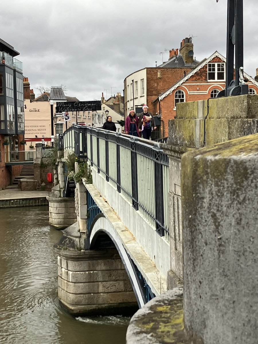 LetsWindsor's tweet photo. #WindsorBridge #WindsorEton #Swans #FeedtheSwans #LetsWindsor Lets Windsor Visit Stay https://t.co/0QwhXwIzyQ #WindsorEtonBridge #RiverThames #ThamesPath #RoyalSwans #Walks #EtonBridge #Eton More info: https://t.co/BYVe0BrMeF https://t.co/uLlmoLVftF