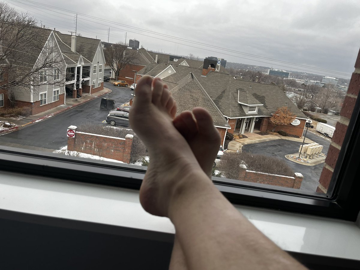 CrossFitFeet23's tweet photo. Traveling can be tiring. https://t.co/uTsAjdjZdd