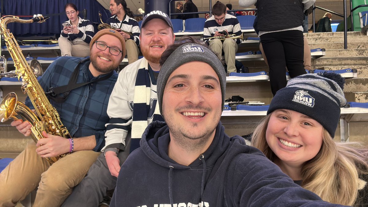 Jerr220's tweet photo. @UNHWildcats #smilecats https://t.co/rn7U3MYEwk