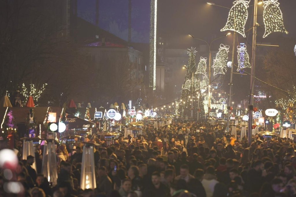 Nuk janë protestuesit kundër sheshit;
Janë qytetarët duke e shijuar atë 😍