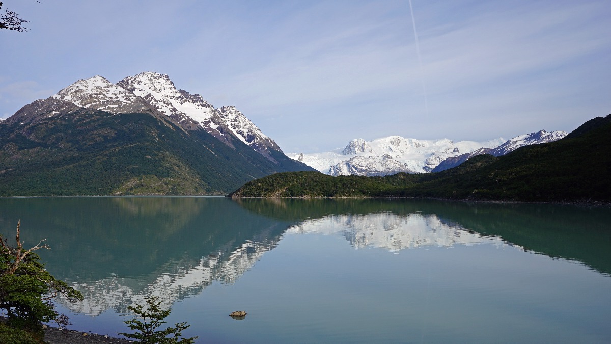 TorresPatagonia's tweet photo. Did you know that Dickson Lake results from the meeting of the Dickson, Cubo, and Frías glaciers? The lake spans 17 km (10.5 mi) long and crosses the border of Chile and Argentina. You can see this lake while hiking on the #OCircuit in #TorresdelPaine National Park. https://t.co/r55x0Rs2M3