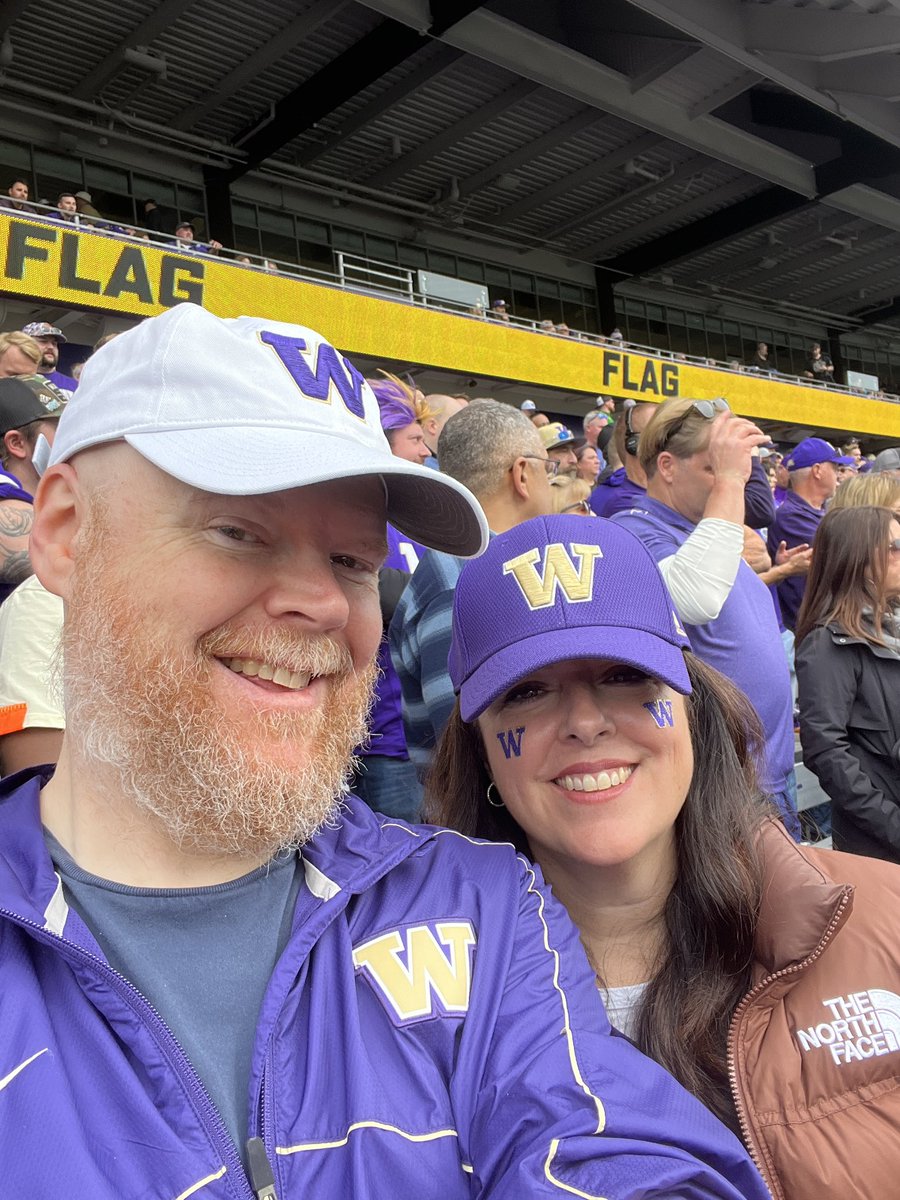 caitlinangeloff's tweet photo. Houston… we have a WINNING problem! #GoHuskies 💜💛

#PurpleReign  
#GoHuskies☔️
#CFBPlayoff  
#NationalChampionship https://t.co/eBAifAUiaP
