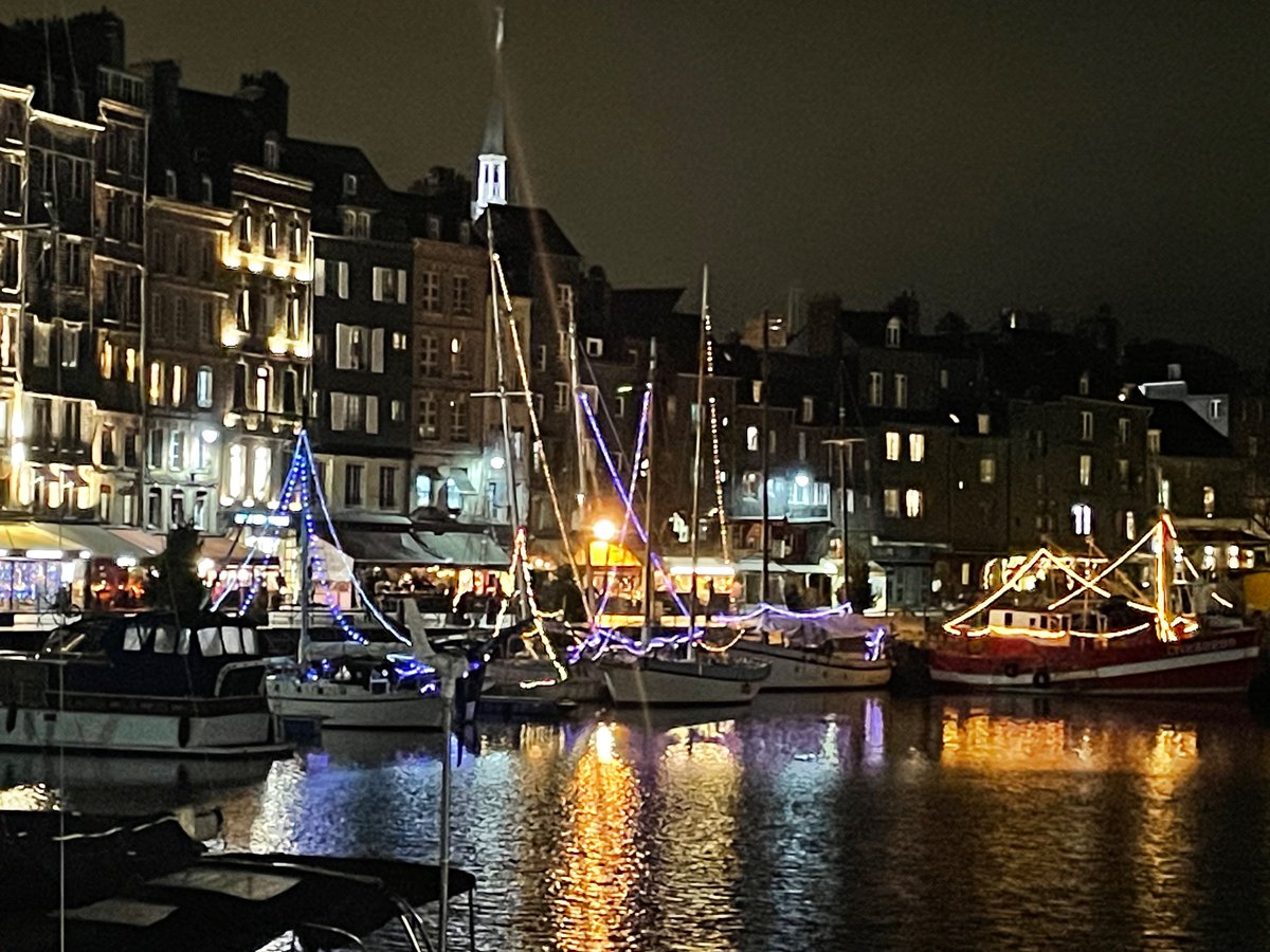 DomDemaret's tweet photo. @visithonfleur #Honfleurbynight
@CalvadosTourism @Normandie 
Belle soirée à tous https://t.co/obTtoKFWjP