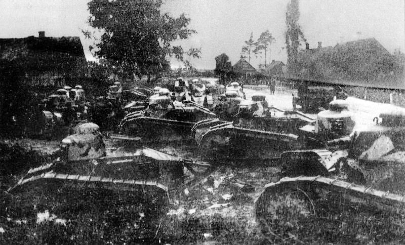 visegrad24's tweet photo. On January 5, 1919, the joint forces of the Polish Army and the Latvian Army defeated the Bolshevik Red Army in the Battle of Daugavpils (Latvia)

20 000 Poles and 22 000 Latvians took advantage of the Polish Renault FT tanks to crush the Soviets despite 1 m of snow &amp; -25C

🇵🇱🇱🇻 https://t.co/oDNbIfbtht
