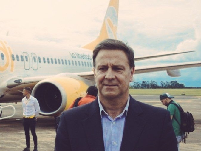 BiondiniCesar's tweet photo. Flybondi oficialmente ya es parte del régimen de Milei. Esteban Tossutti, ¿ex? CEO de la empresa, fue designado Subsecretario de Transporte Aéreo. El debut de Tossutti, muy vinculado a Luis Juez y al macrismo, arrancó complicado porque el avión accidentado en Mar del Plata quedó fuera de servicio, el golpe fue muy grave ("crash landing"). ¿Ahora se entiende mejor la campaña libertaria contra Aerolíneas Argentinas y el apoyo militante de los trolls a la low cost?