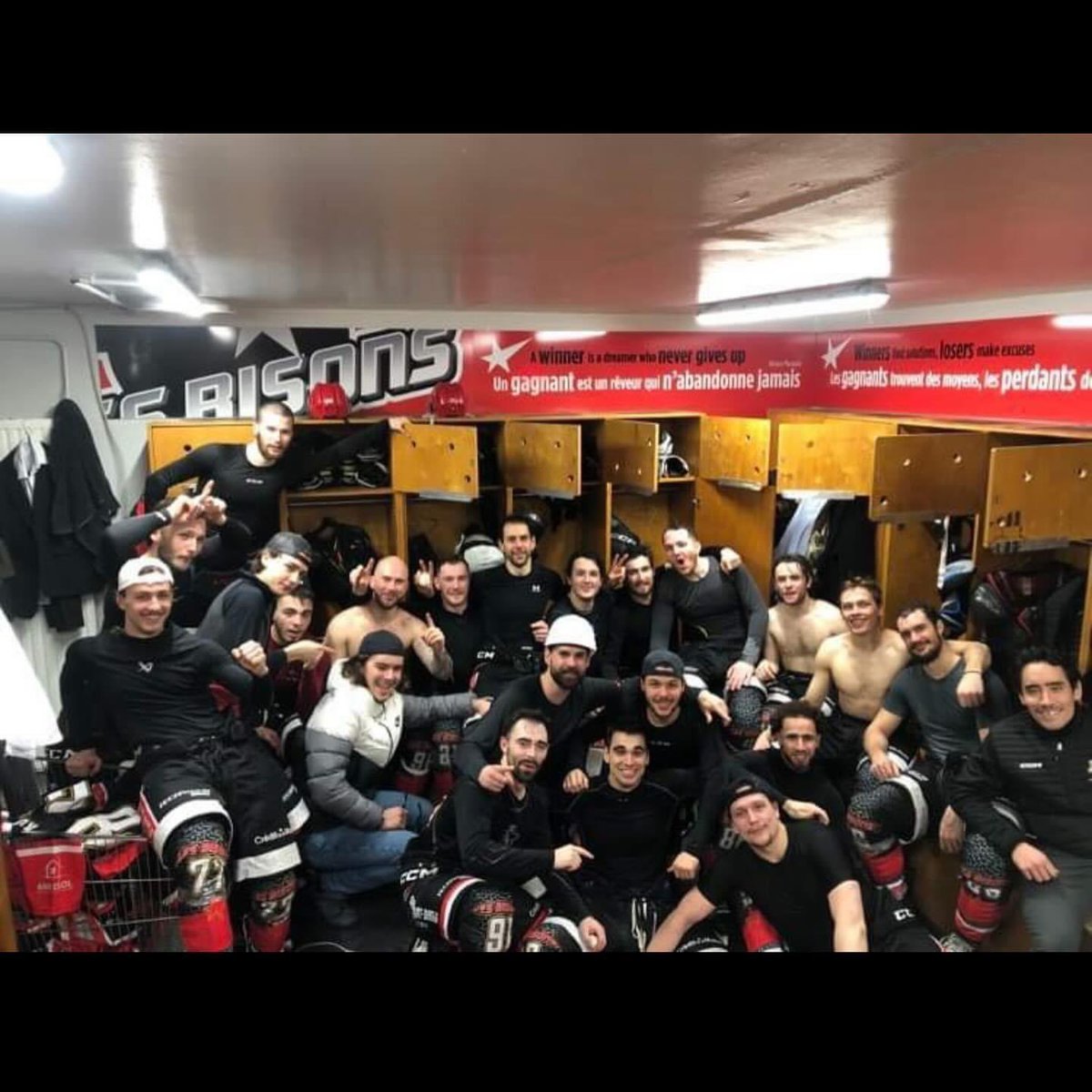 Hockey_Bisons's tweet photo. 🔴⚫️ 𝐕𝐈𝐂𝐓𝐎𝐈𝐑𝐄
Un match très serré et sous tension pour commencer l’année, et il se termine par une victoire aux tirs aux buts.
Une étape de passée, le marathon de janvier continue 😉
#gobisonsgo #positivehockey https://t.co/mSWUc0LL3e