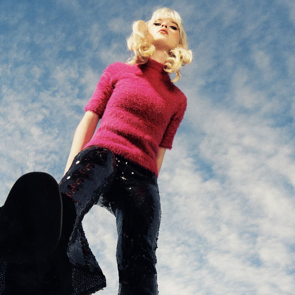 Maisie Peters' "History of Man" debuts at #32 on the US Spotify Viral 100 chart, the top new entry.