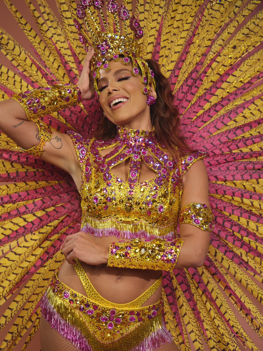 Anitta's tweet photo. Abrindo essa temporada 2024 do meu carnaval, com o tema “Escolas de Samba”, vim fantasiada em homenagem à “Porto da Pedra”, de São Gonçalo, no Rio de Janeiro! https://t.co/VEwRHRvJ1a