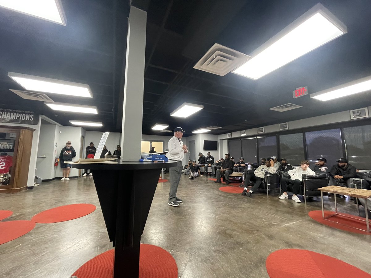 officialsdepot's tweet photo. Awesome Perfect Game Umpire Clinic at Baseball USA put on by the Triple Play Umpire Staff!
@PerfectGameUSA
#baseballusa #baseballusatheyard #tpu #tripleplayumpires #umpire #umpireclinic #houston https://t.co/cGW8of17ej