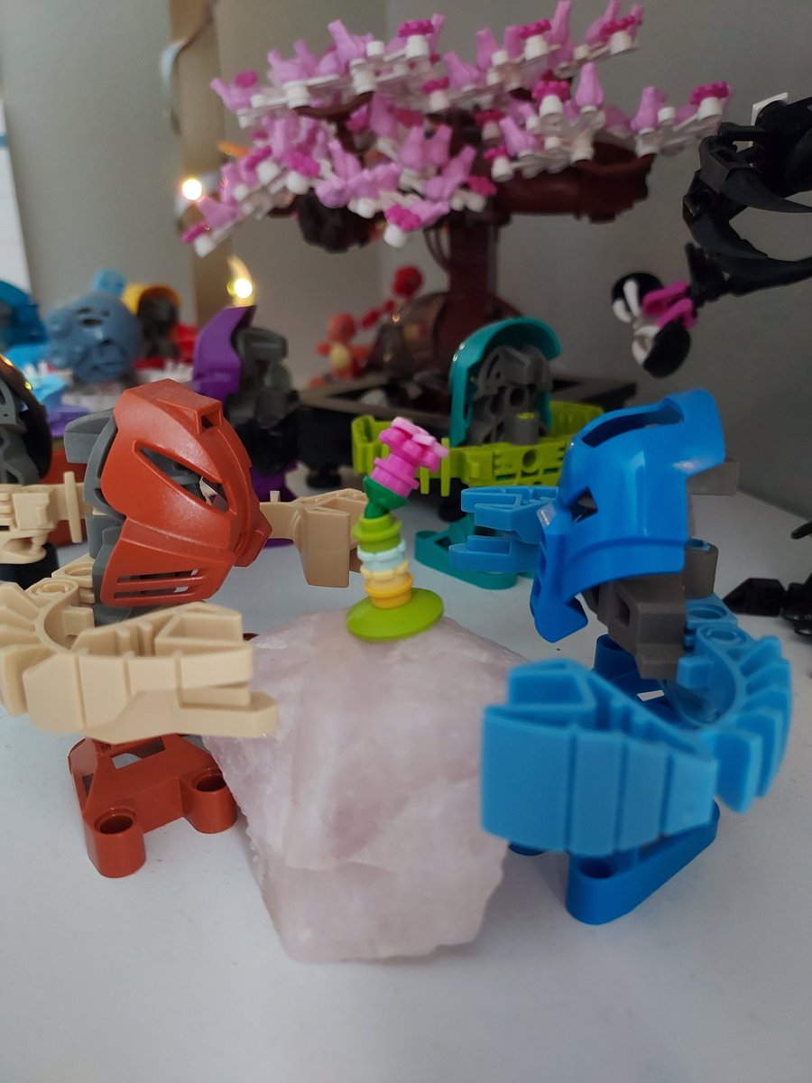 fanofbionicle's tweet photo. love is canon :)
#lego #bionicle https://t.co/ygBwD7OqV0