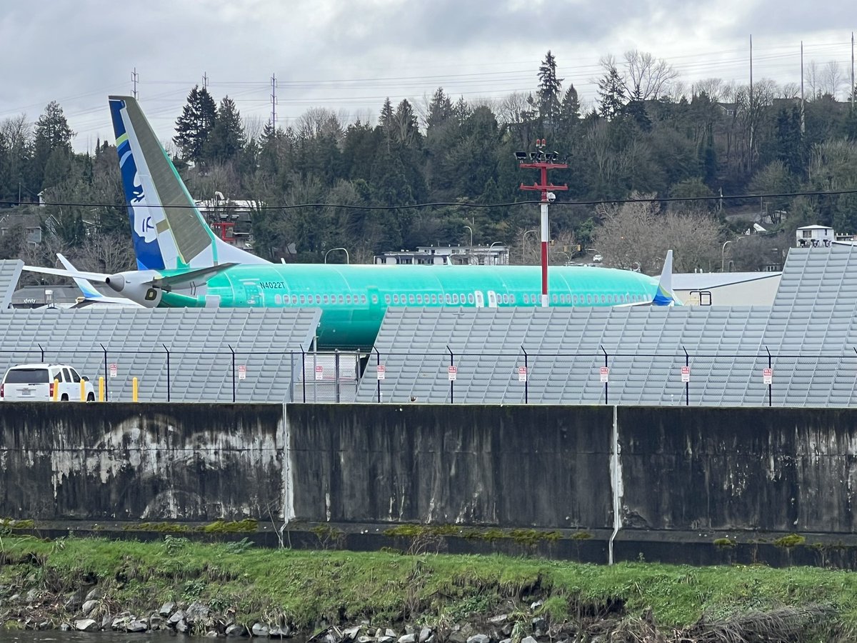 mattysaps's tweet photo. Side-by-side comparison of the Alaska MAX 9 and a Ryanair MAX 200. The Ryanair MAX shows the additional exit door being utilized, while on the Alaska MAX, it is plugged. https://t.co/SWw6IvnWF9