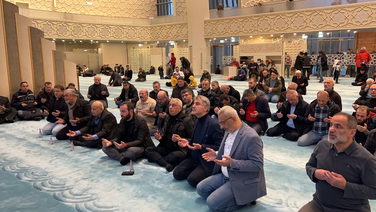 ercument61aydin's tweet photo. Bugün, çok değerli babamız merhum Recep Aydın'ın ruhuna ithafen Köln DİTİB Merkez Camii'nde düzenlediğimiz mevlid-i şerif programında dostlarımızla bir araya geldik. 

Katılımlarından ötürü;  büyüklerime ve arkadaşlarıma kalpten teşekkürlerimi sunuyorum. https://t.co/AdpavlwjRW