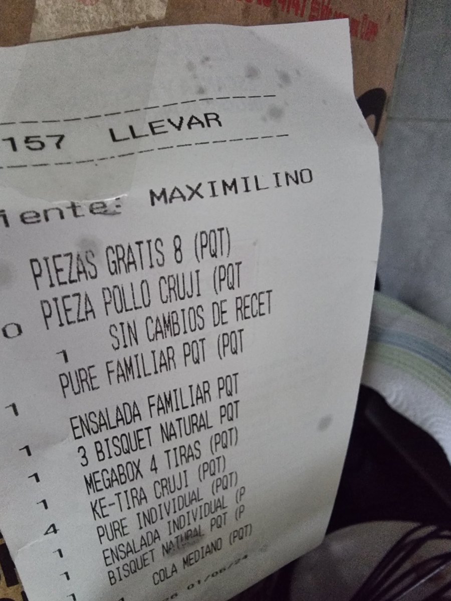 Max_Dives's tweet photo. @KFC_MEXICO :[ pedí para llevar una cubeta y un box de ktiras :( ... y me pusieron un box lleno de piezas de pollo :[ me quede sin comer mis ktiras  :( https://t.co/1jPsNBnqnV