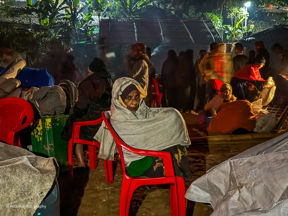 Abdulla_AH7's tweet photo. The Rohingya refugees are gathered on the blank spaces to escape from the fire but now they are facing challenges with cold as it is winter here. https://t.co/kjYHID6Mff