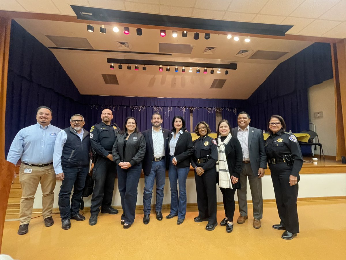CarolforTexas's tweet photo. Addressing the ongoing @GreyhoundBus situation impacting the #EastEnd community this morning. Appreciate @Pct6Constable @TDCJ,  @METROHouston, @houstonpolice, @EastEndDistrict, & @neighborHOU, for sharing information & addressing our concerns. Thank you to all the elected officials for collaborative efforts.
