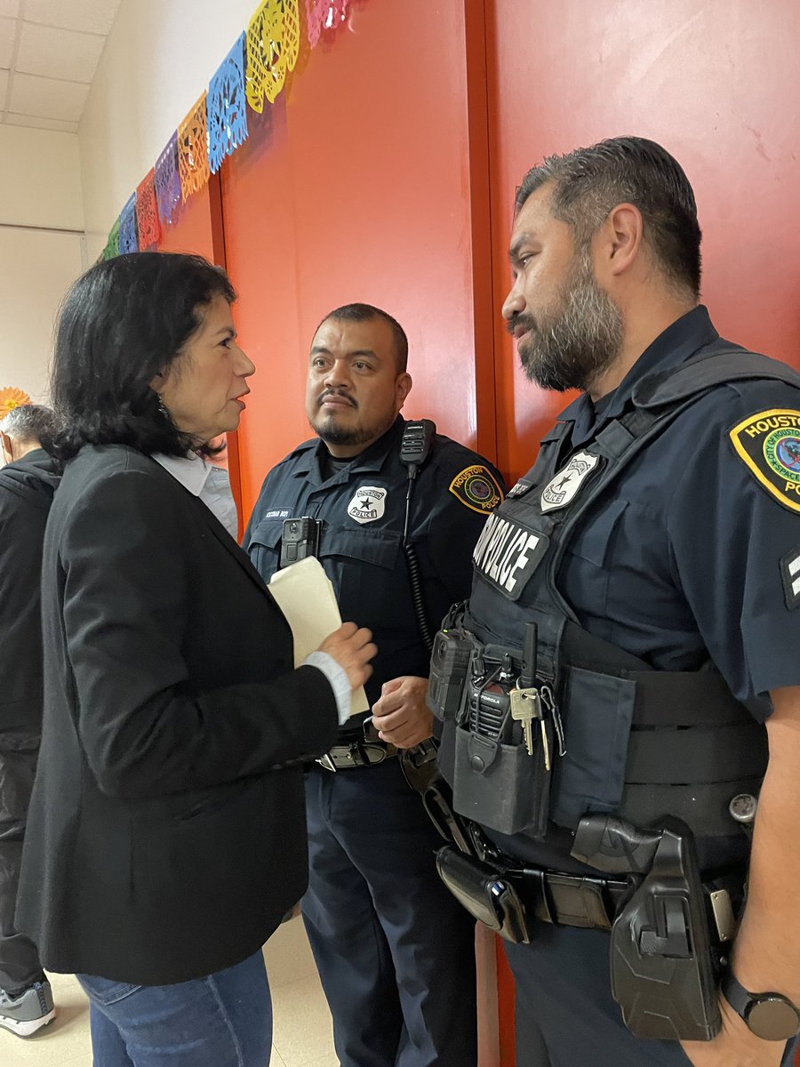 CarolforTexas's tweet photo. Addressing the ongoing @GreyhoundBus situation impacting the #EastEnd community this morning. Appreciate @Pct6Constable @TDCJ,  @METROHouston, @houstonpolice, @EastEndDistrict, & @neighborHOU, for sharing information & addressing our concerns. Thank you to all the elected officials for collaborative efforts.