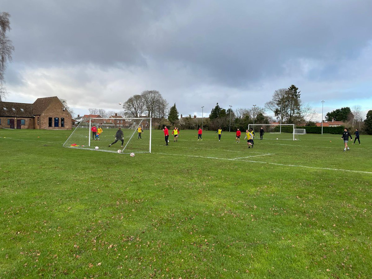 No game today, no problem. 

Lads still got together for a good training session. <a href="/MundfordFC/">The Stags 🦌</a> ❤️🖤
