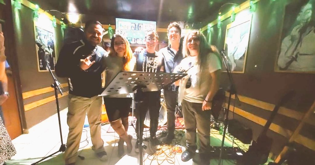 TheUSBandsv's tweet photo. Les compartimos unas fotos de lo que fue el debut The US Band en El Bar 503

#theusbandsv #elbar503 #musica #ElSalvador https://t.co/r43Cm1LmXv